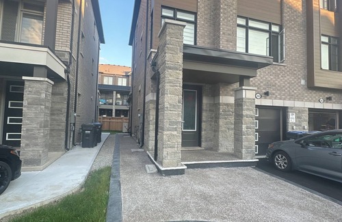 Brampton Apartment | Keppel Circle Residence