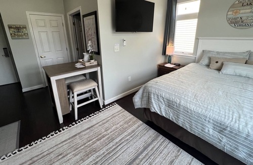 Huddleston Resort | King bed corner studio Mariners Resort w/ Amenities indoor pool