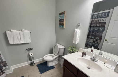 Huddleston Resort | King bed corner studio Mariners Resort w/ Amenities indoor pool