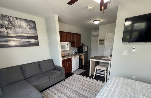 Huddleston Resort | King bed corner studio Mariners Resort w/ Amenities indoor pool