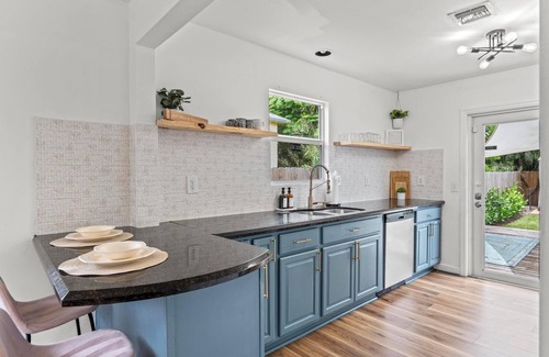 Parker Ridge Cottage | KING Bed & Mini Golf, Pet Friendly! Cowboy Pool Close to Beach Airport & Zoo BBQ