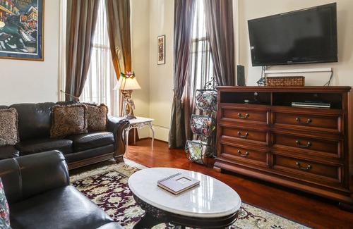 Faubourg Livaudais Apartment | King bed, Queen pull-out sofa in this 1860s mansion with Fantastic Location!