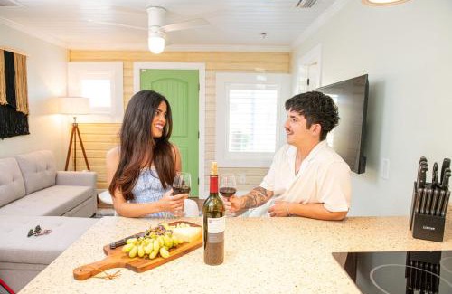 Madeira Beach Hotel | King Bed-Step to Madeira Beach-Heated Pool-Private