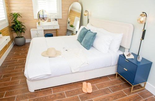 Madeira Beach Hotel | King Bed-Step to Madeira Beach-Heated Pool-Private