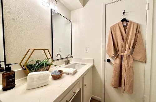 Conroe House | King Bed Suite in Conroe , Garage Available