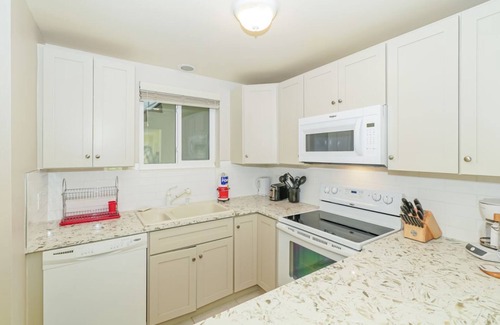 Saint Armands Key Condo | King Bed ❤ Walk to St. Armand's Circle and Lido Beach in Minutes!