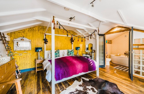 St Austell Bed & Breakfast | King-Ensuite with Bath-The Hideaway