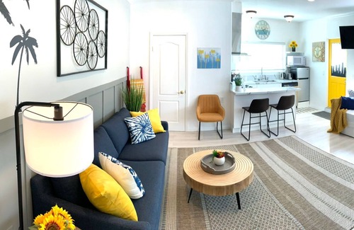 El Camino Village Cottage | King Garden Suite - 10 mins to Beach and LAX