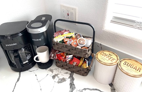 El Camino Village Cottage | King Garden Suite - 10 mins to Beach and LAX