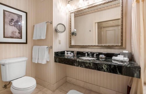 Financial District House | King Room at a 4.5⭐️ Hotel