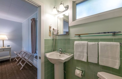 Bar Harbor Hotel | King Room w/Breakfast Included