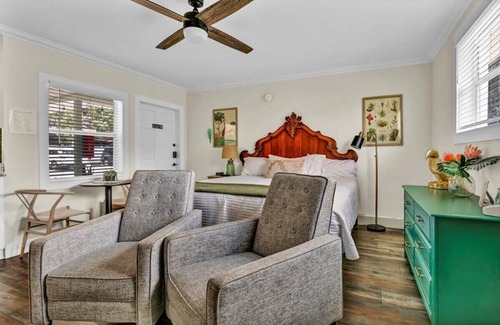 Safety Harbor Hotel | King Studio In DT | Free Laundry & Fast Wi-Fi