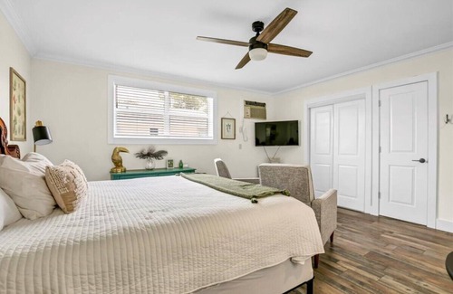 Safety Harbor Hotel | King Studio In DT | Free Laundry & Fast Wi-Fi