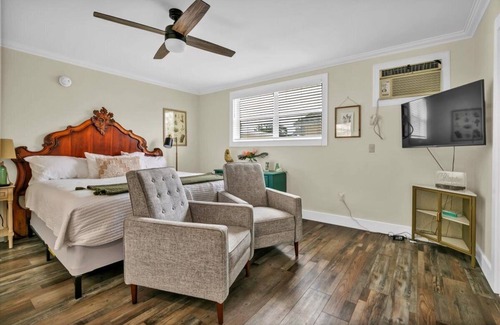 Safety Harbor Hotel | King Studio In DT | Free Laundry & Fast Wi-Fi