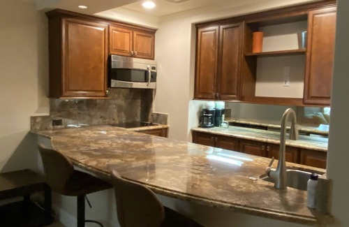 Palm Desert Resort | King Studio in shadow Mountain Resort and Club. Travel Nurses Welcome!