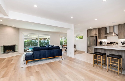 Encino House | King Suite/Free Heated Pool/BBQ/Newly Renovated