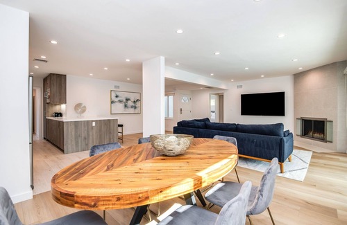 Encino House | King Suite/Free Heated Pool/BBQ/Newly Renovated