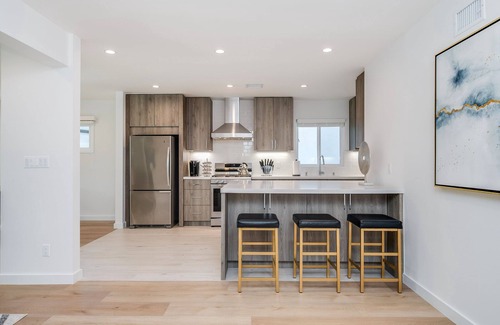 Encino House | King Suite/Free Heated Pool/BBQ/Newly Renovated