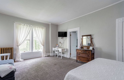 Towanda Bed & Breakfast | King Suite w/ Bath - Hatch House B&B
