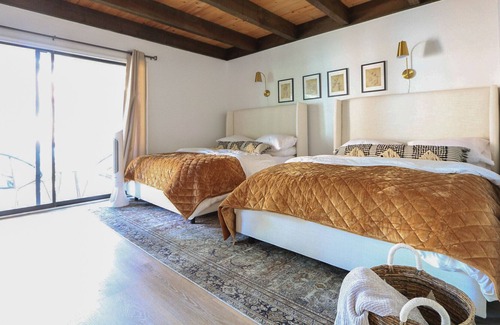 Kings Beach Apartment | Kings Beach Dream Condo Close to SKI Fireplace W/D