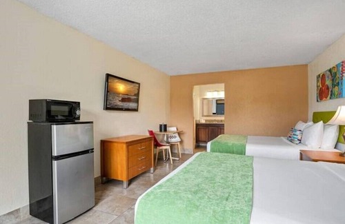 Historic Downtown Kissimmee Hotel | Kissimmee Family Vacation Room with 2 DBL Beds & Pool