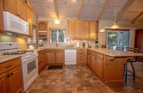 Tahoma House | Knobcone Cabin by Hauserman Rental Group