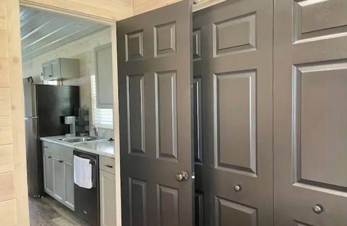 Carbon Hill House | Koby-NEW tiny home with shared fishing pond