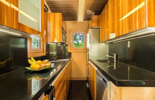 Venetian Road Settlement House | Kokomo Ultra-Lux King - Single Cottage