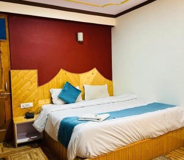 Manali Hotel | Krishana Cottage A Pure Veg !300 m From Hadimba Temple!Balcony Rooms!Veg Restaurant!Couple Friendly!Family Cottage!