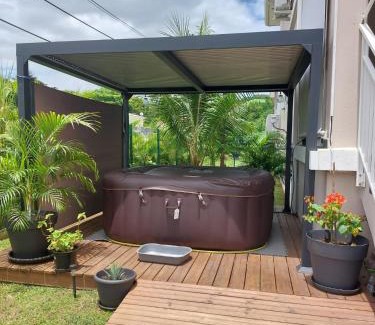 Trois-Ilets Apartment | L'Anse Plage appartement 2 chambres avec spa à 200 m de la plage, jardin Privé et Parking