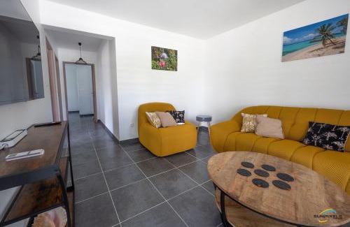 Trois-Ilets Apartment | L'Anse Plage appartement 2 chambres avec spa à 200 m de la plage, jardin Privé et Parking