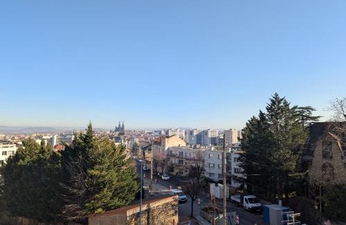 Montjuzet Apartment | L'appart le 19 , F3 proche centre vue cathédrale, 2 chambres