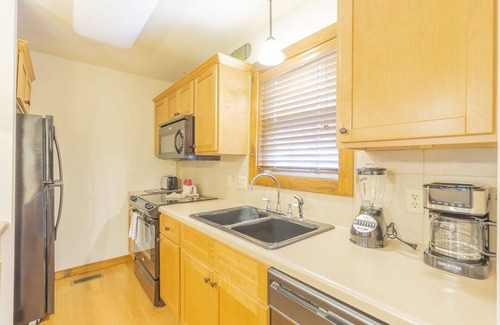 Reeds Spring Cabin | L130B, 2-Bedroom with Loft Lakeview Cabin
