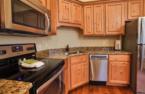 Indian Point Condo | L9 Penthouse Condo with a view! Near SDC!