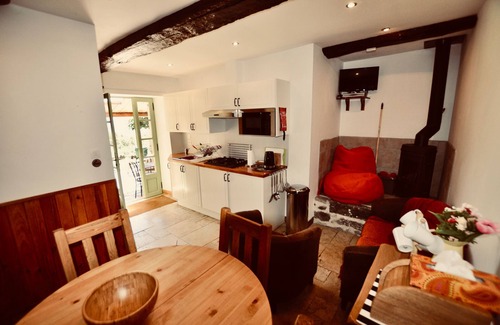 Riols Cottage | La Chataigne - Cosy gite with panoramic mountain views, immersed in beautiful nature