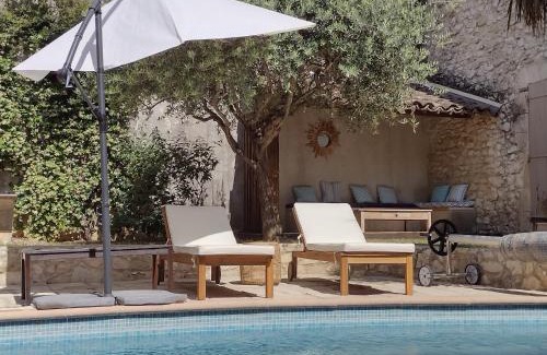 Saint-Genies-de-Malgoires House | La Maison Des Autres, piscine chauffée, chambres d'hôtes proches Uzès, Nîmes, Pont du Gard