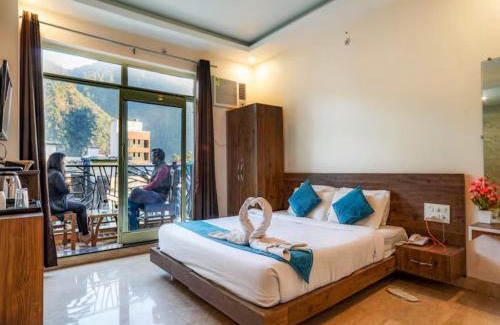 Tapovan Hotel | LA Riqueza Pride Inn # Close to Lakshman Jhula & Ganga Ghat # Rooftop Swimming Pool with Mountain View # Free Parking