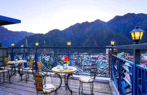 Tapovan Hotel | LA Riqueza Pride Inn # Close to Lakshman Jhula & Ganga Ghat # Rooftop Swimming Pool with Mountain View # Free Parking