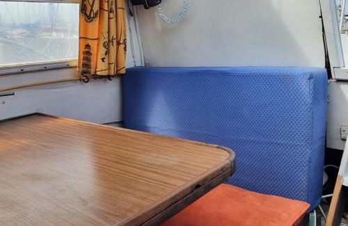 French Atlantic Coast Boat Rental | La Rochelle voilier hotel à quai centre ville vieux port