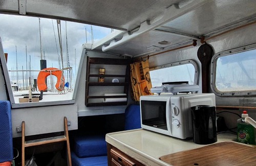 French Atlantic Coast Boat Rental | La Rochelle voilier hotel à quai centre ville vieux port
