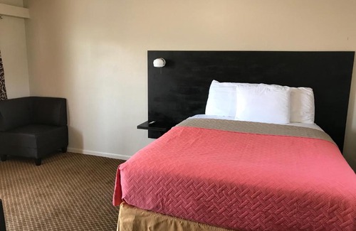 Knob Noster Hotel | Laci's Country Inn - Knob Noster