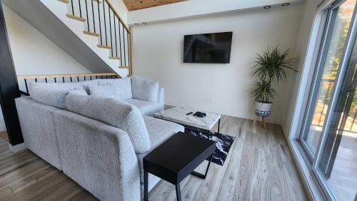 Saint-Prosper Ski Chalet | Lake and Pool table - The Dorchester