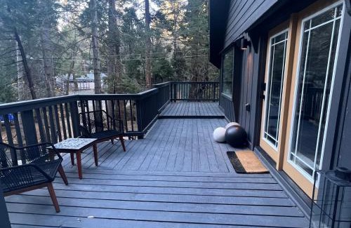 Lake Arrowhead House | Lake Arrowhead Lux Black Cabin