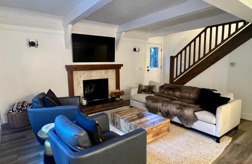 Lake Arrowhead House | Lake Arrowhead Lux Black Cabin