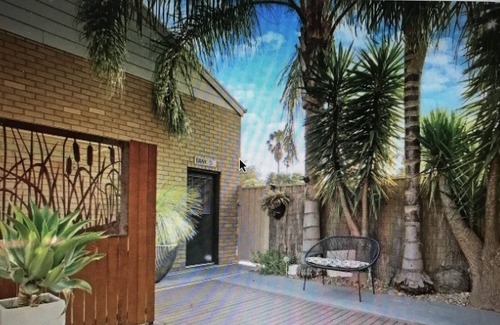 Yarrawonga House | Lake Breeze Yarrawonga overlooking Lake Mulwala