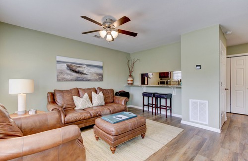 Mid America Condo | Lake Front Condo, With Boat Slip/Unit 10/Close to Bathhouse Row and Oaklawn!