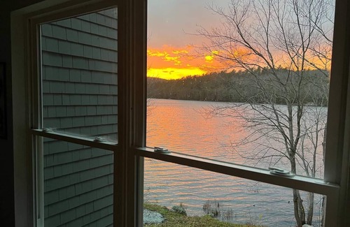 Bucksport House | Lake Front-Maine Themed-Soaking Tub-Fire Pit-Kayak