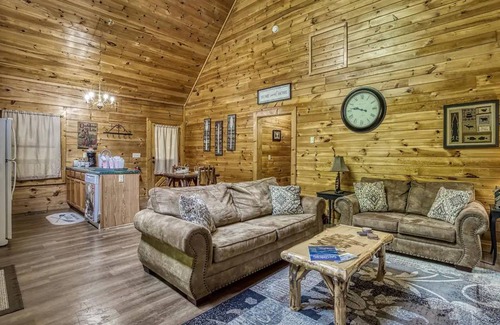Sevierville Apartment | Lake Mountain Cabin w Pool Game Room Hot Tub