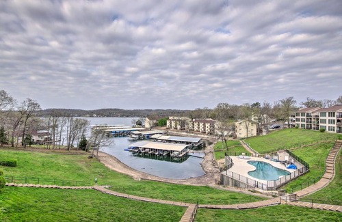 Lake Ozark Apartment | Lake Ozark Getaway with Seasonal Pool and Deck!