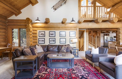 Wolfe Estates Apartment | Lake Views King Cabin w Hot Tub | Trails | Sleds